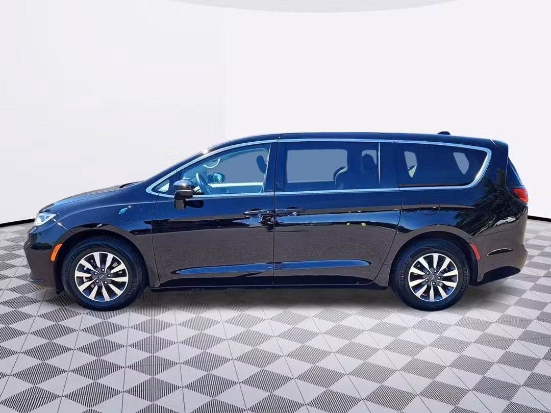 2024 Chrysler Pacifica Hybrid Select - Image 3