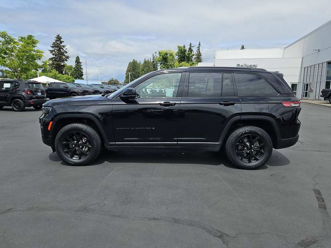 2024 Jeep Grand Cherokee Altitude - Image 3