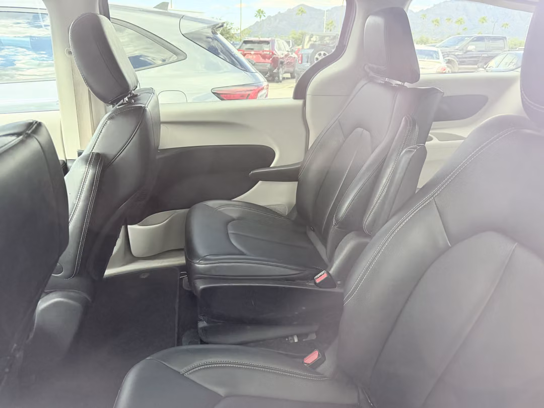 2024 Chrysler Pacifica Hybrid Select - Image 3