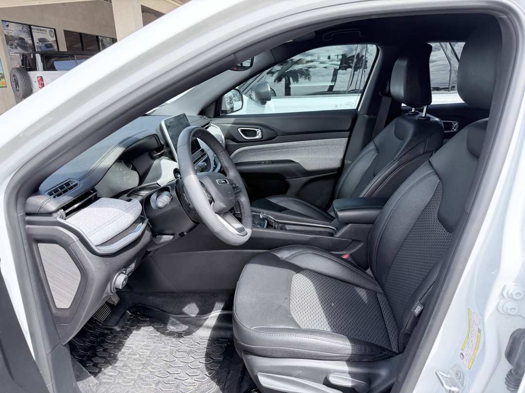 2025 Jeep Compass Latitude - Image 2