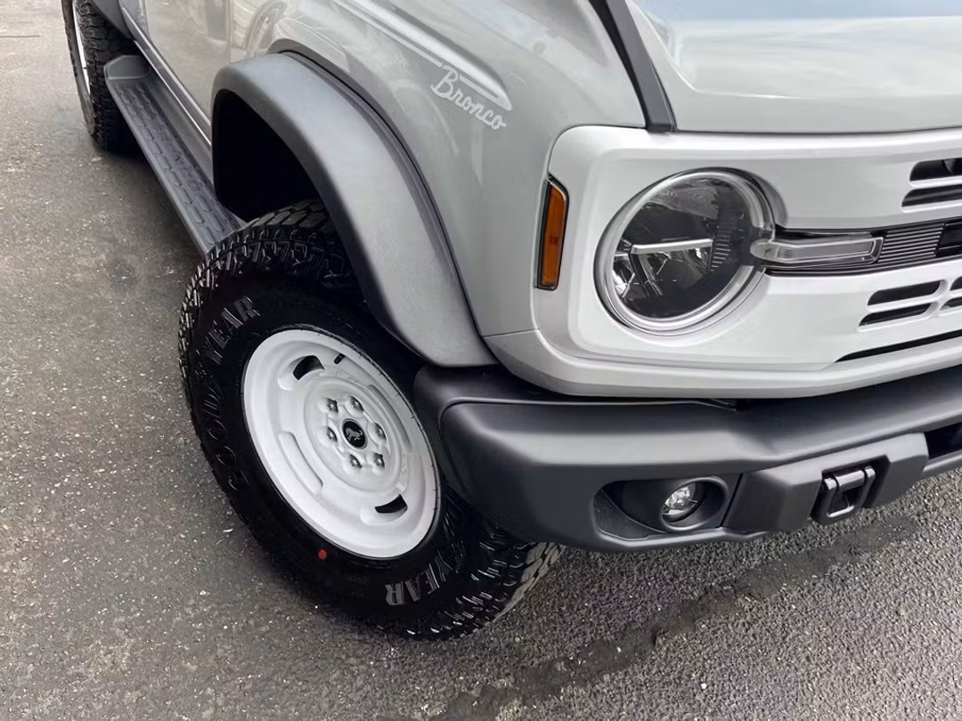 2026 Ford Bronco Heritage Edition - Image 2