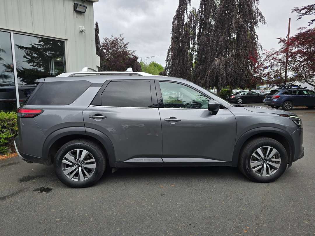 2023 Nissan Pathfinder SL - Image 3