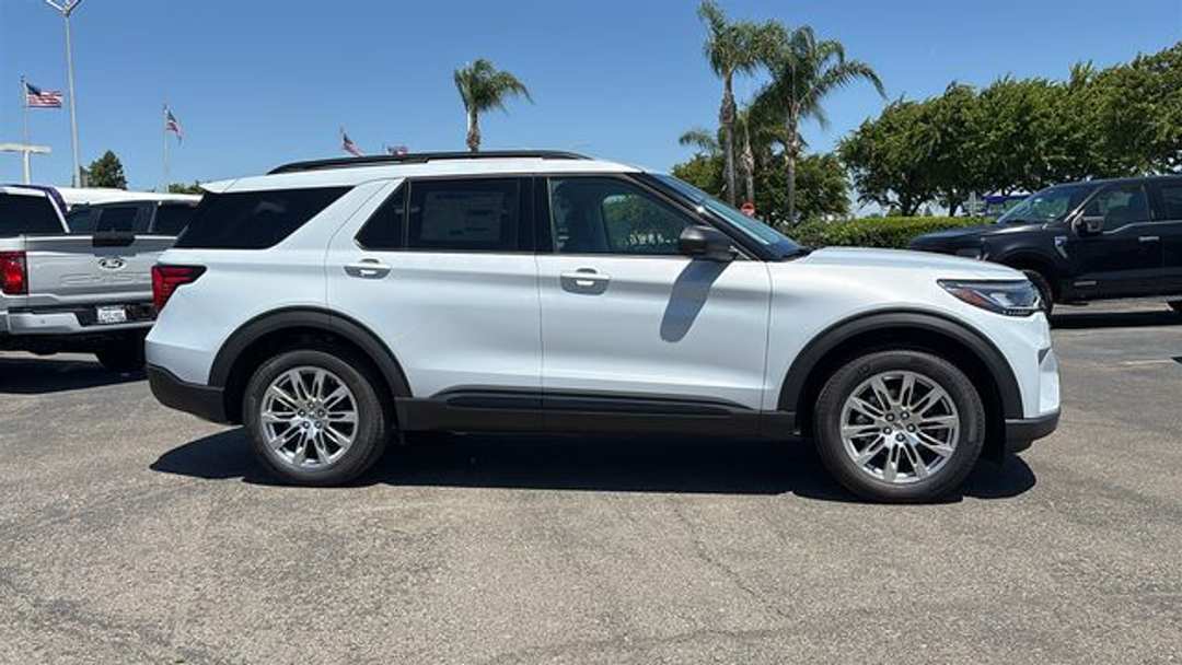 2026 Ford Explorer Active - Image 2