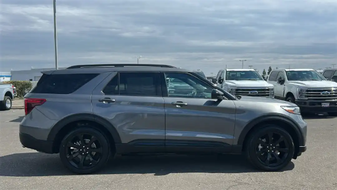 2023 Ford Explorer STLine - Image 2
