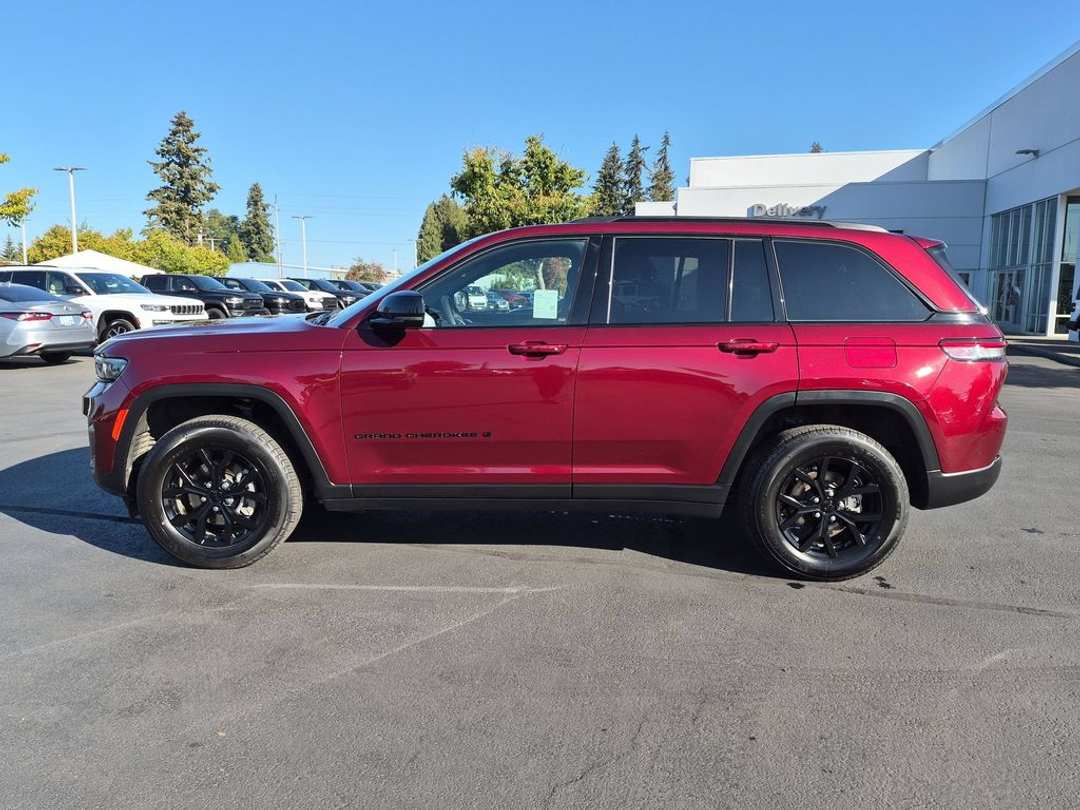 2025 Jeep Grand Cherokee Altitude - Image 3
