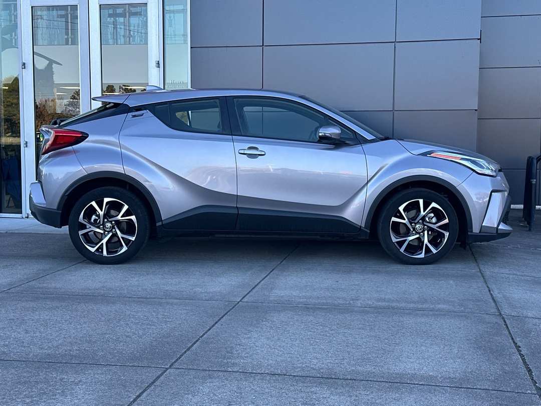 2020 Toyota C-Hr XLE - Image 3