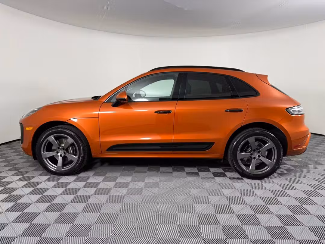 2025 Porsche Macan - Image 2