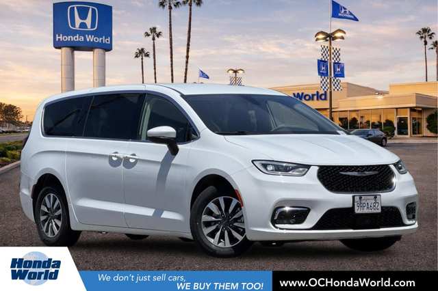 2023 Chrysler Pacifica Hybrid Touring L
