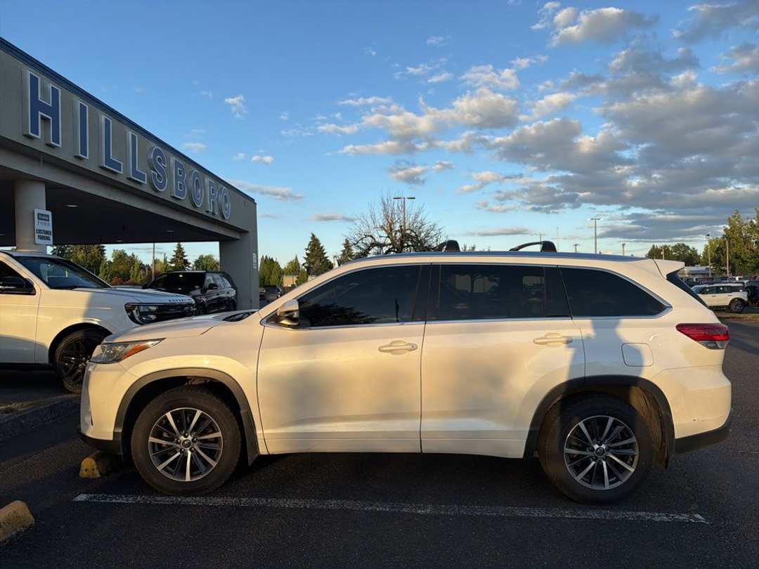 2017 Toyota Highlander XLE - Image 2