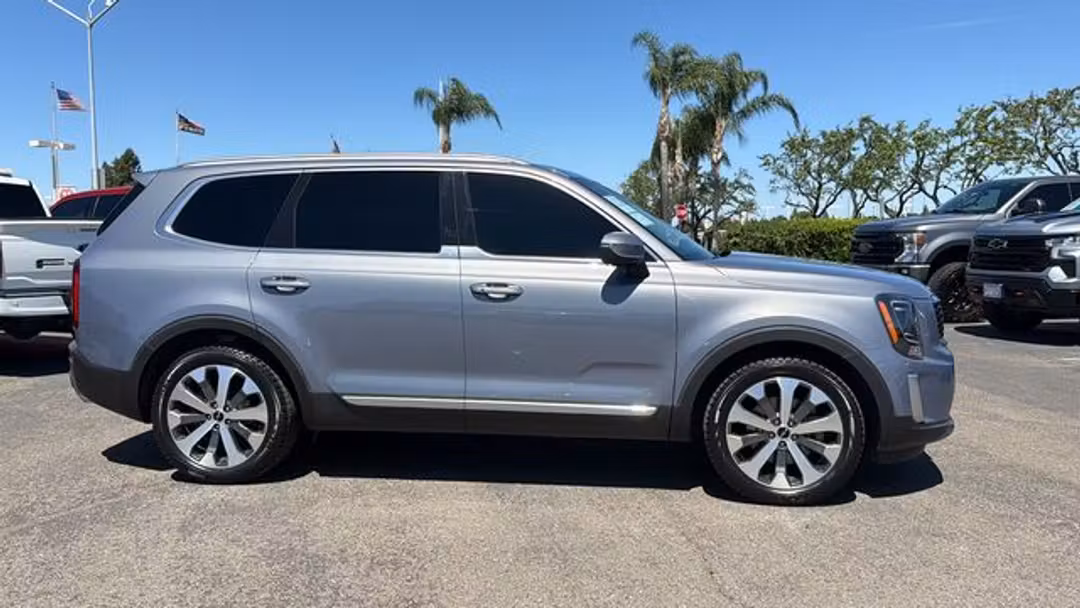 2022 Kia Telluride S - Image 2