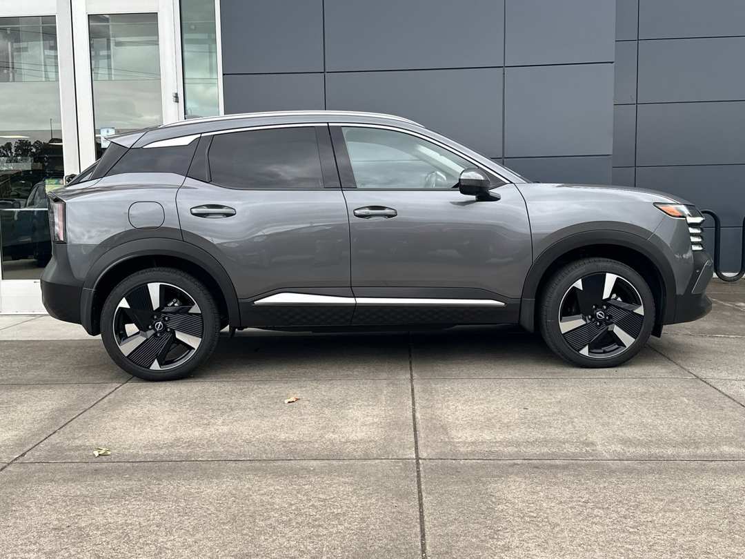 2025 Nissan Kicks SR - Image 3