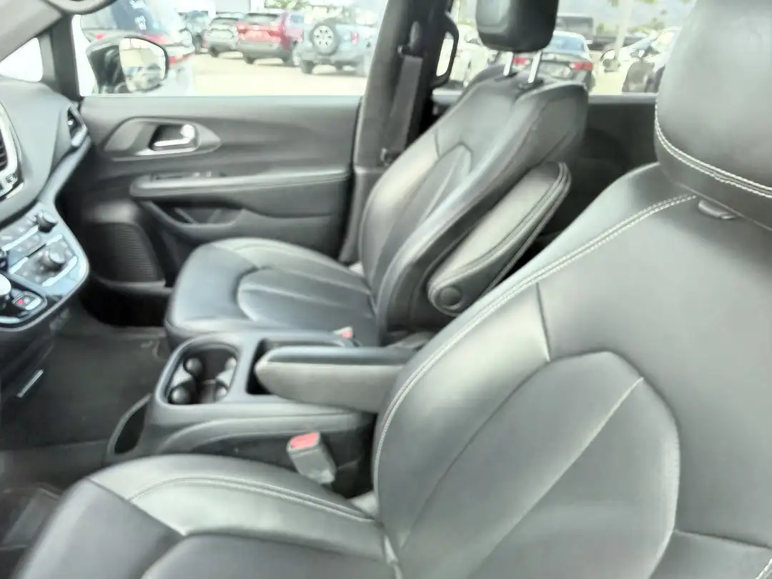 2025 Chrysler Pacifica Select - Image 2