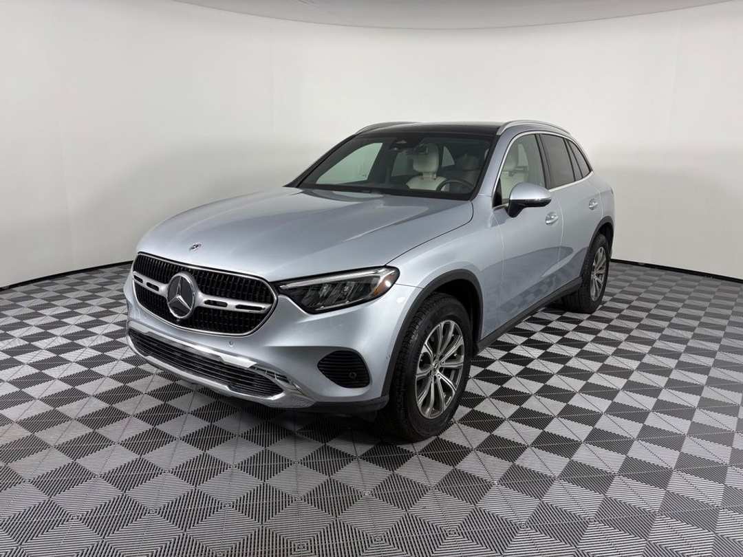 2025 Mercedes-Benz GLC 300 - Image 3
