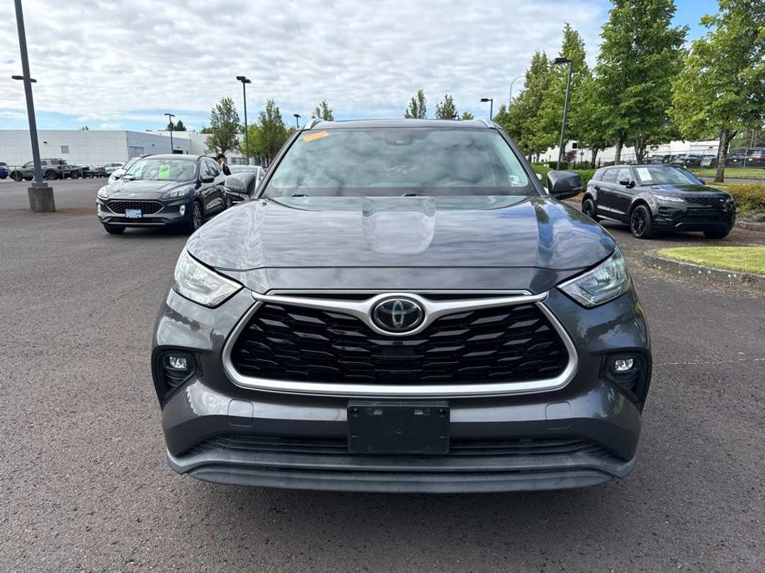 2020 Toyota Highlander XLE - Image 2
