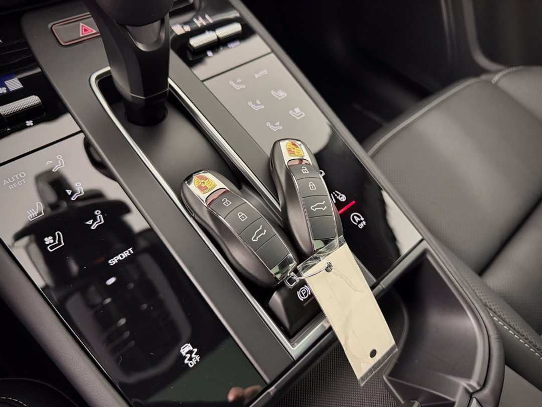 2026 Porsche Macan T - Photo 26
