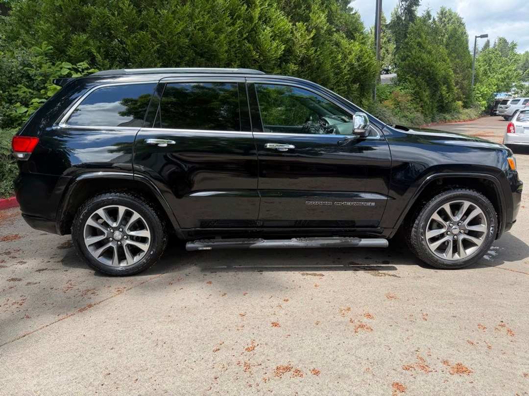 2018 Jeep Grand Cherokee Overland - Image 2