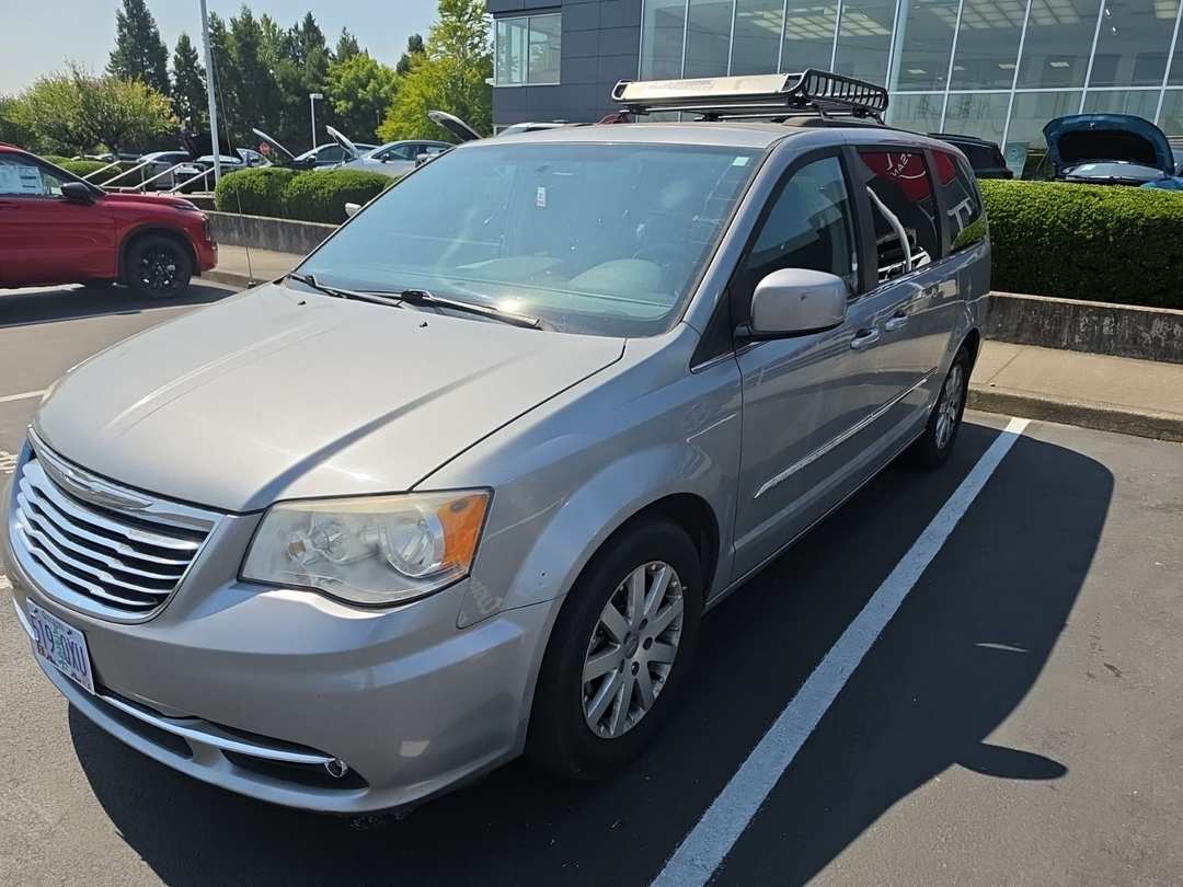 2014 Chrysler Town & Country Touring - Image 2