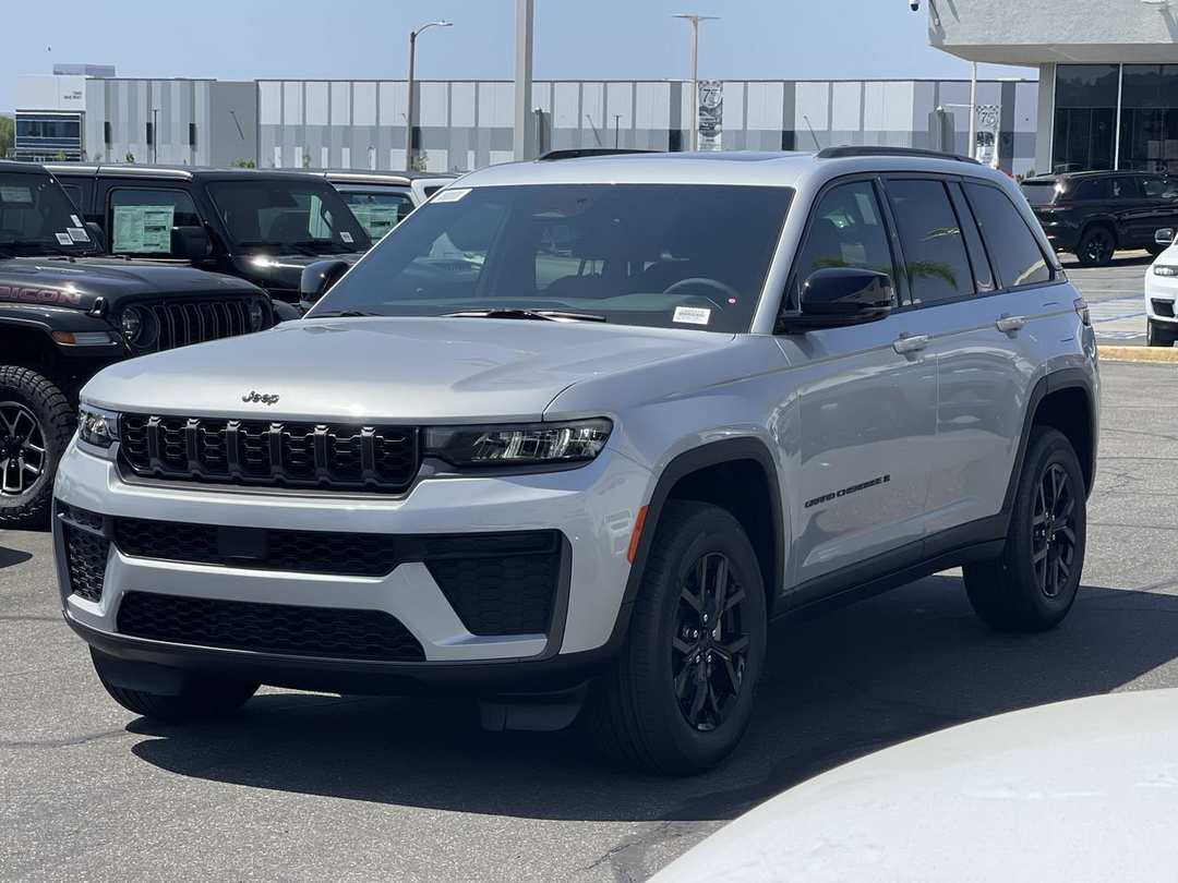 2026 Jeep Grand Cherokee Laredo Altitude - Image 3