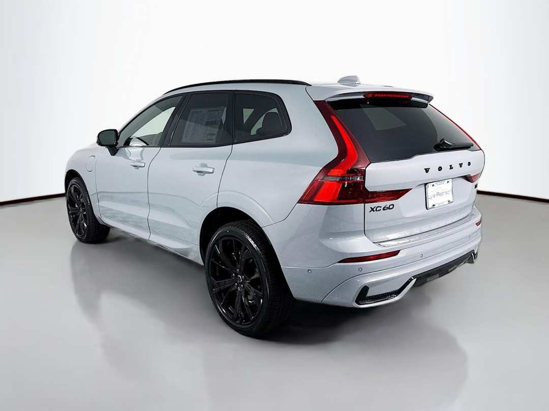 2026 Volvo Xc60 Plug-In Hybrid T8 Ultra Black Edition - Image 3