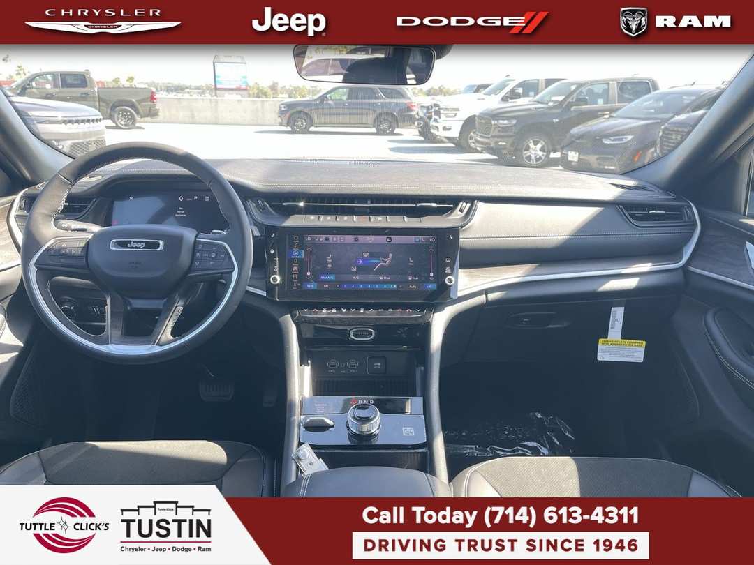 2027 Jeep Grand Cherokee Laredo Altitude - Image 2
