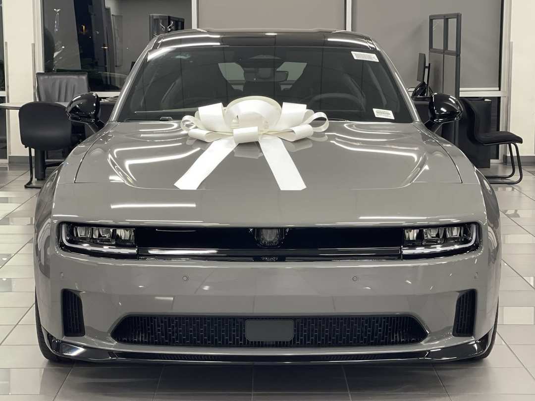 2026 Dodge Charger Daytona Scat Pack - Image 2