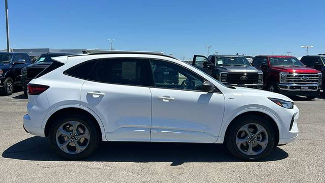 2023 Ford Escape STLine - Image 2