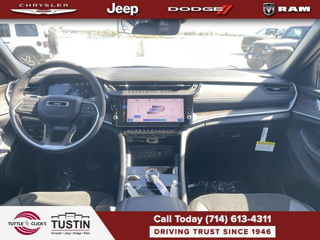 2027 Jeep Grand Cherokee Laredo Altitude - Image 2