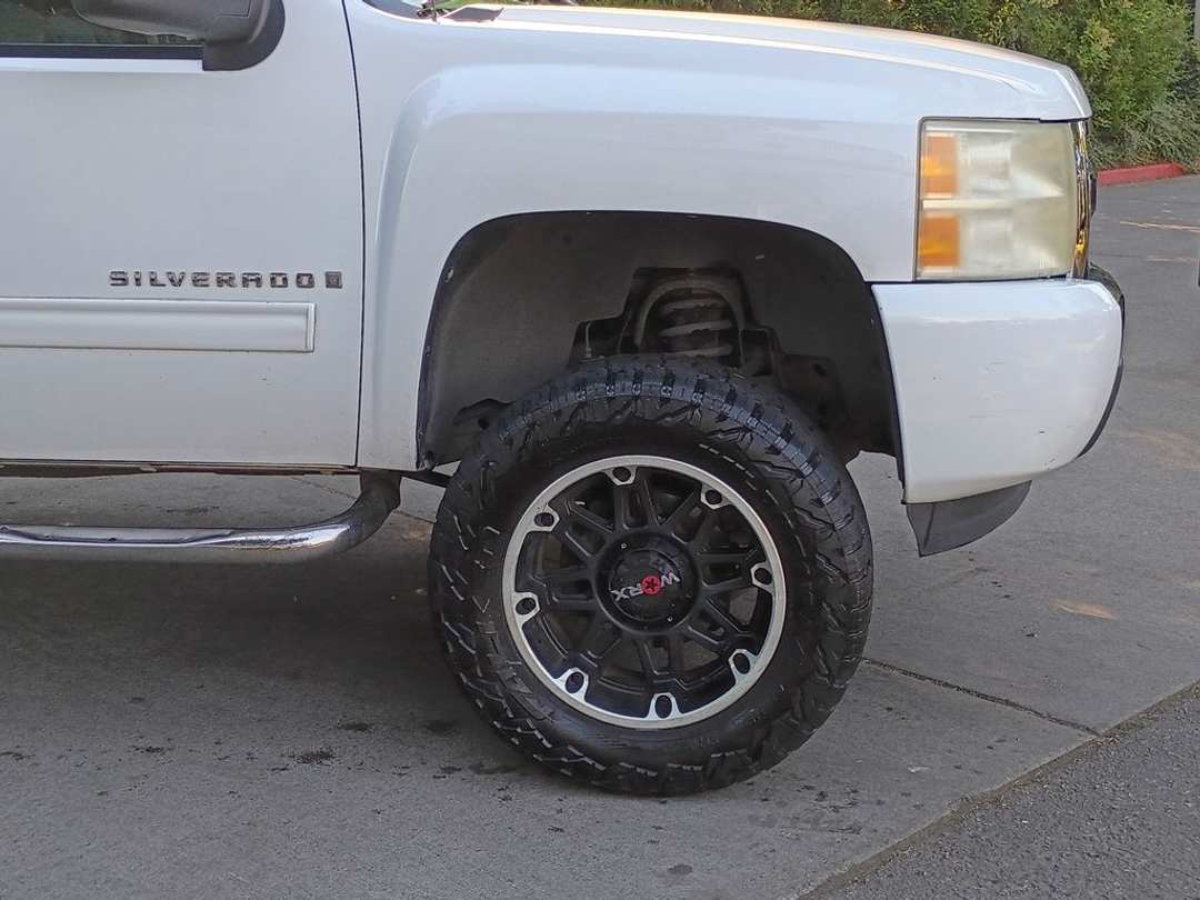 2009 Chevrolet Silverado 1500 LT - Image 2