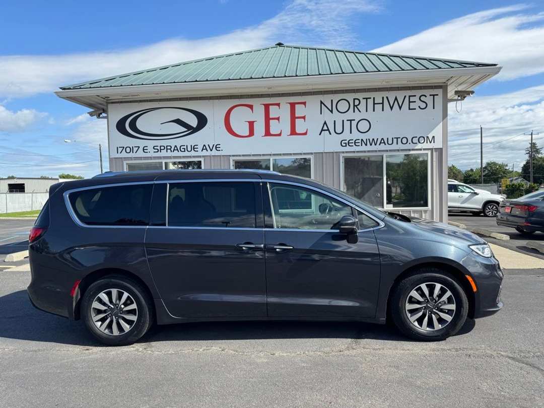 2021 Chrysler Pacifica Touring L - Image 2