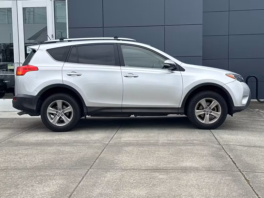 2015 Toyota Rav4 XLE - Image 2