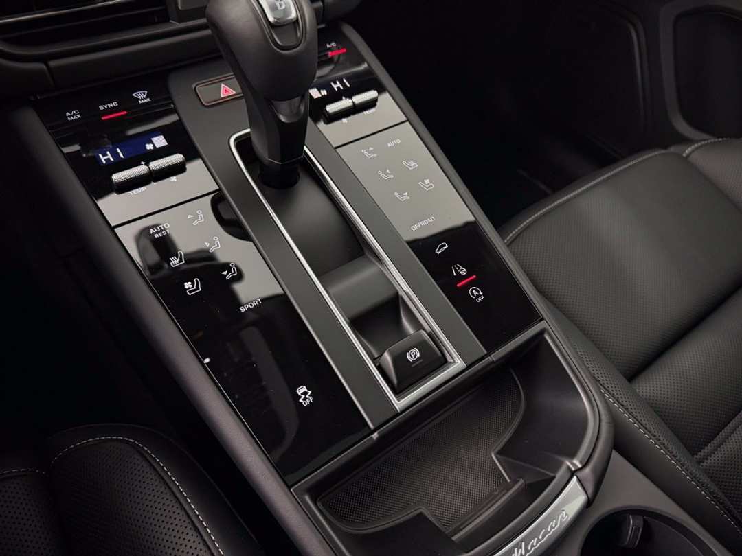 2026 Porsche Macan T - Photo 25