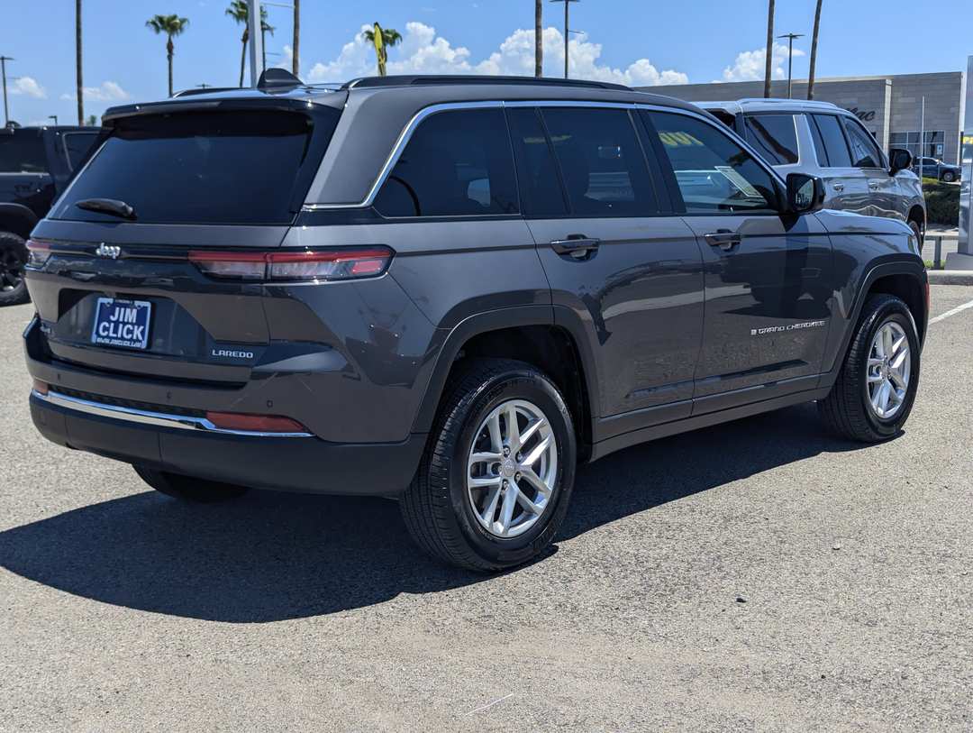 2025 Jeep Grand Cherokee Laredo X - Image 2
