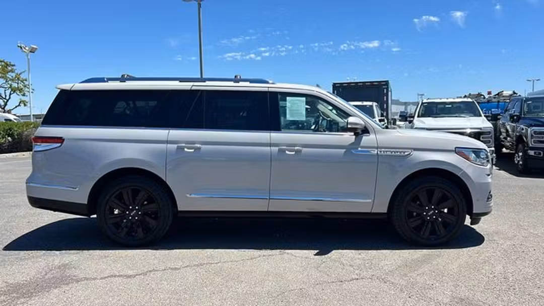 2023 Lincoln Navigator L Reserve - Image 2