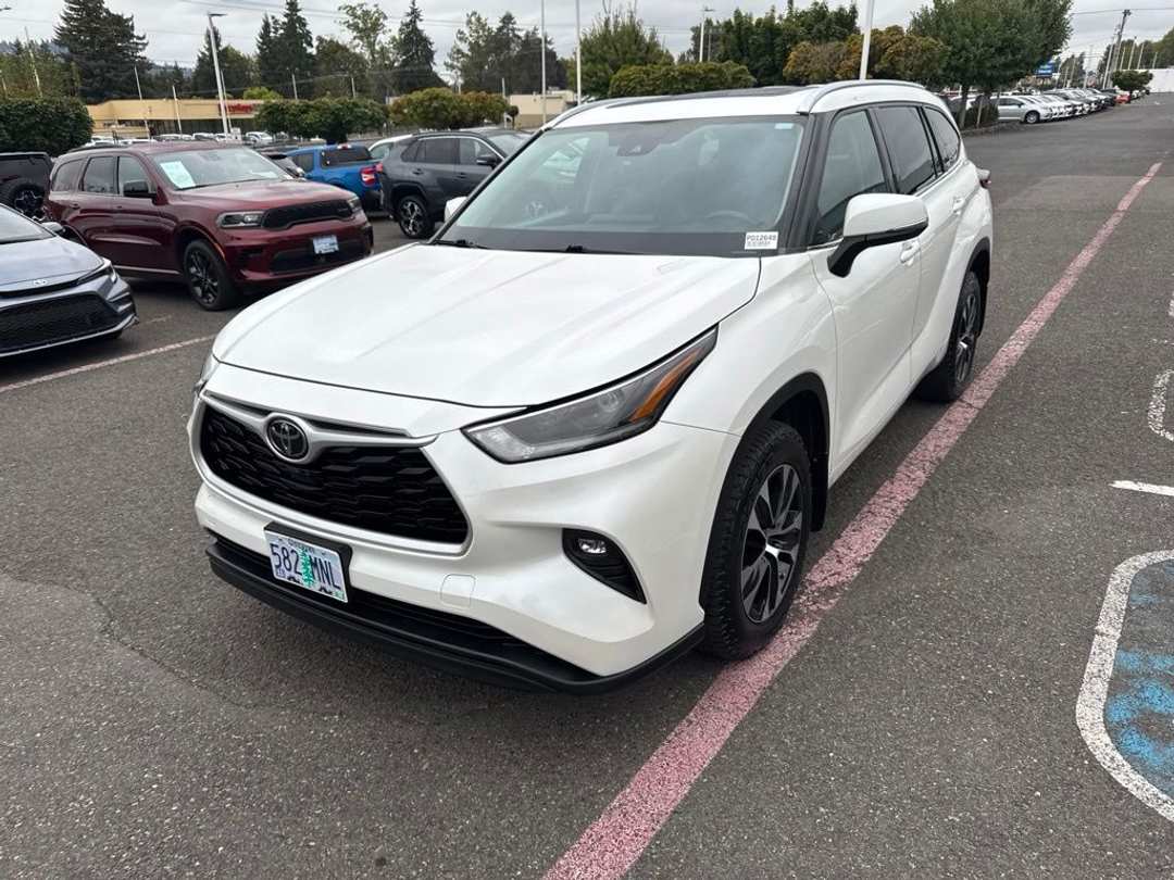 2021 Toyota Highlander XLE - Image 3