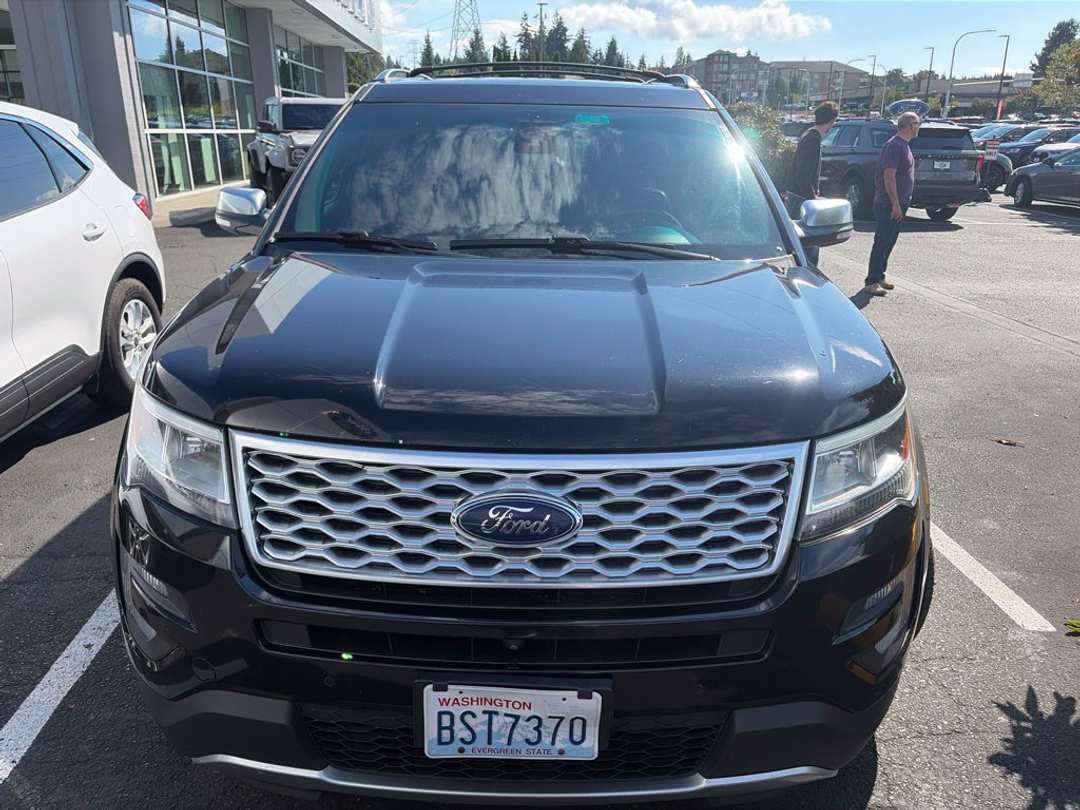 2017 Ford Explorer Platinum - Image 2
