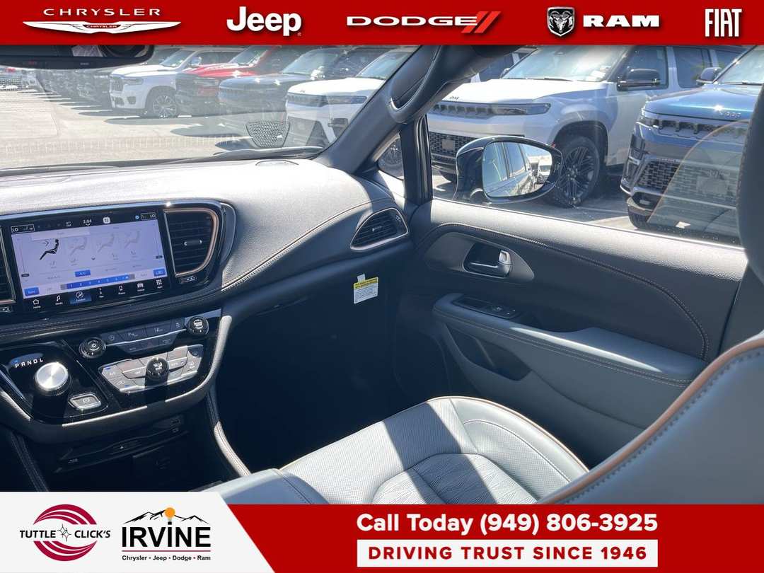 2027 Chrysler Pacifica Pinnacle - Image 3