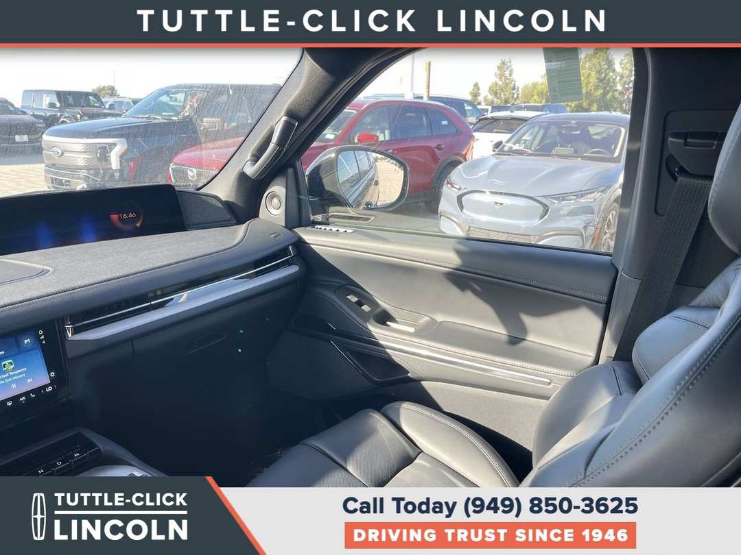 2027 Lincoln Navigator L Reserve - Image 3