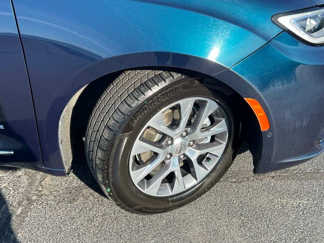 2023 Chrysler Pacifica Hybrid Pinnacle - Image 2