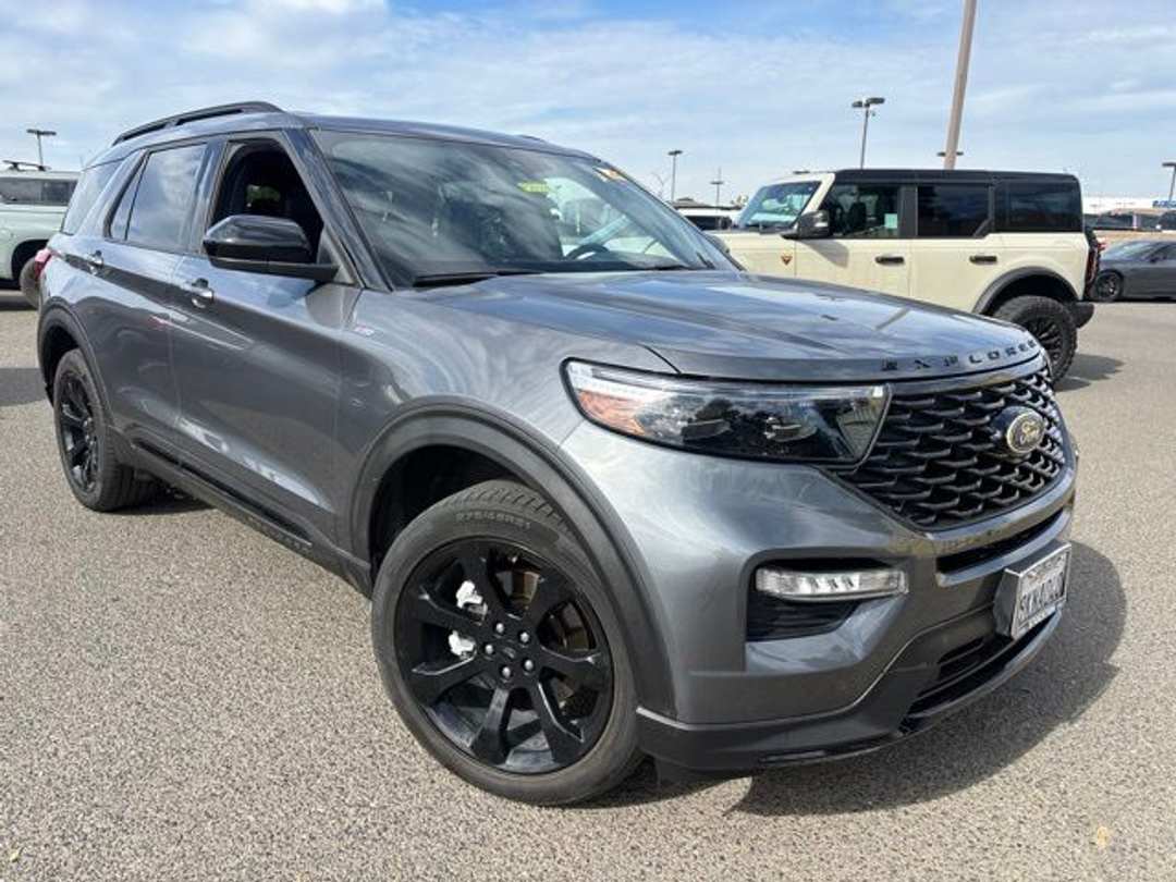 2023 Ford Explorer STLine - Image 2