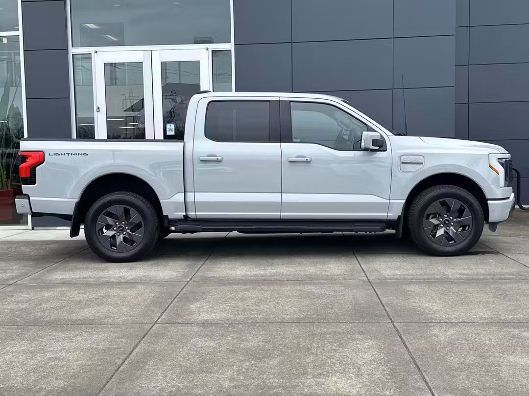 2023 Ford F-150 Lightning Lariat - Image 2
