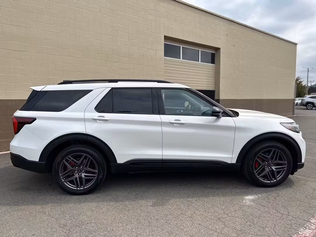 2025 Ford Explorer ST - Image 3