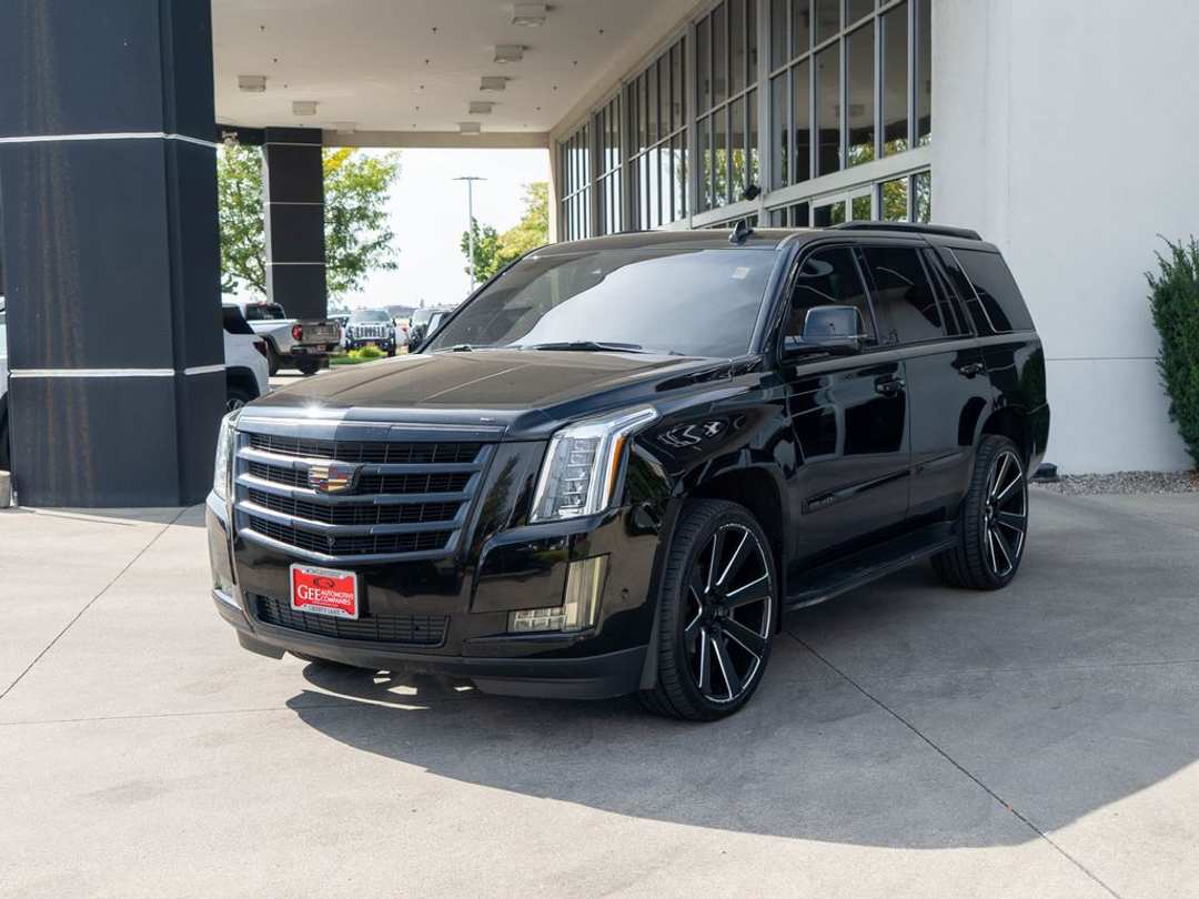 2019 Cadillac Escalade Luxury - Image 3