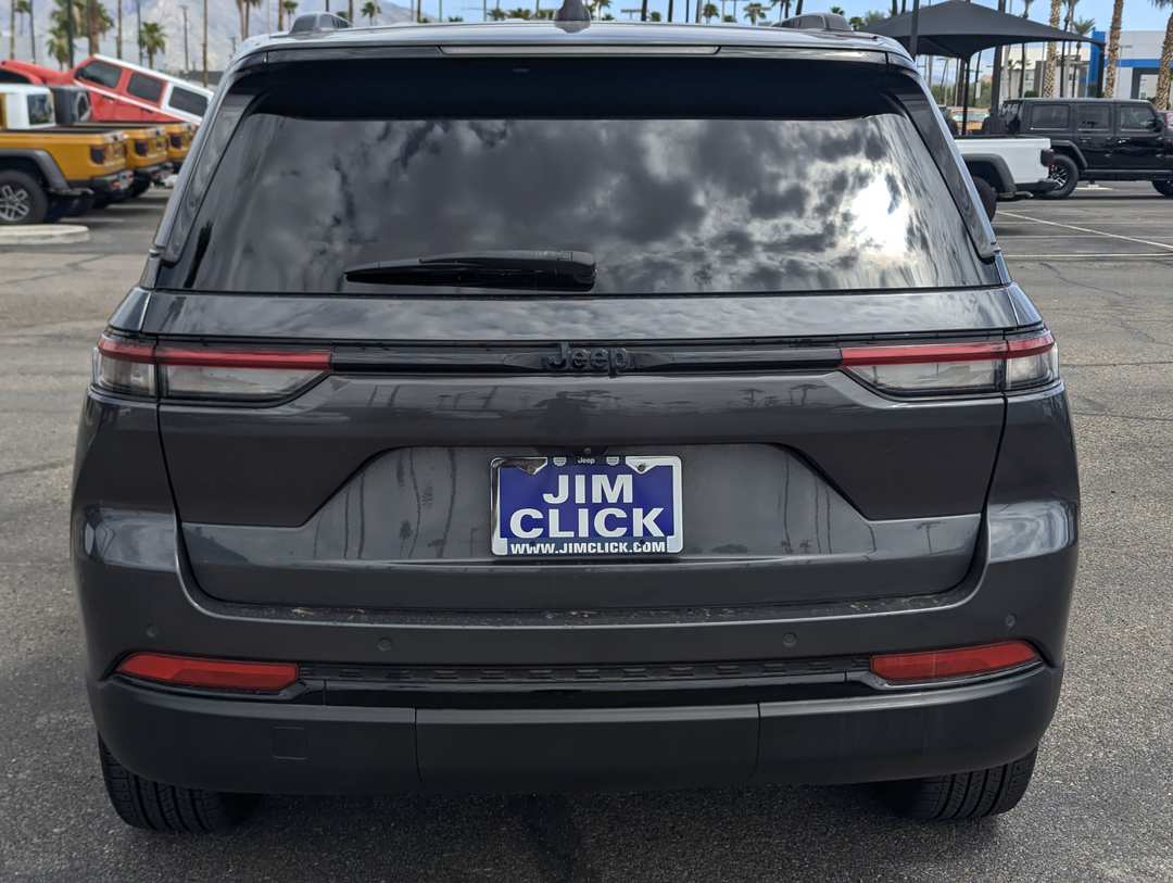 2022 Jeep Grand Cherokee Altitude - Image 3