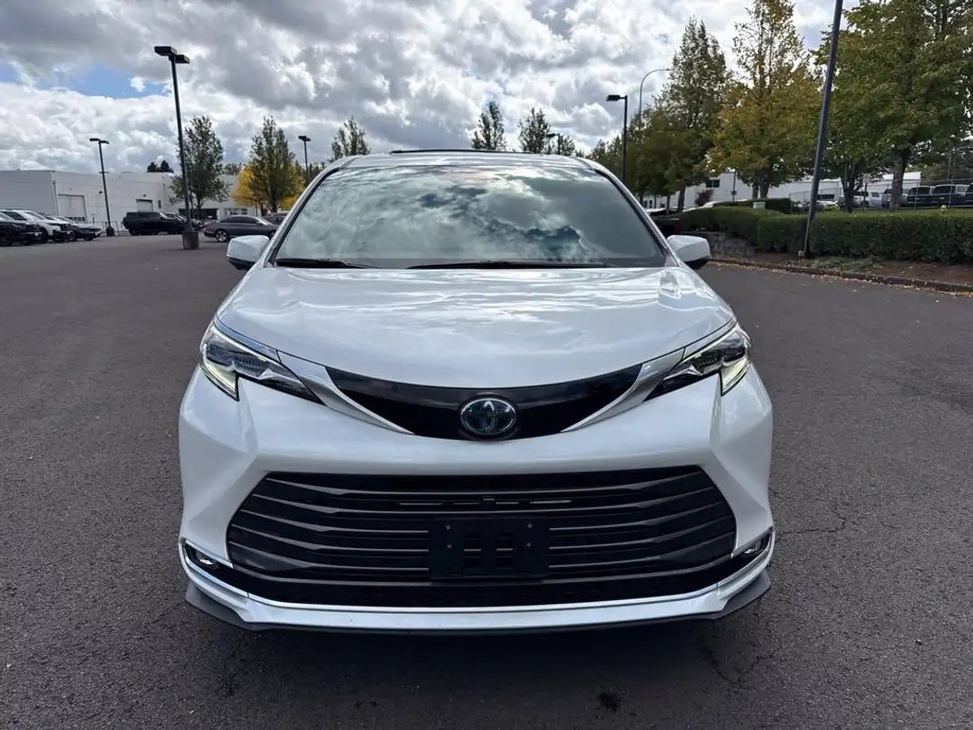 2025 Toyota Sienna Platinum - Image 2