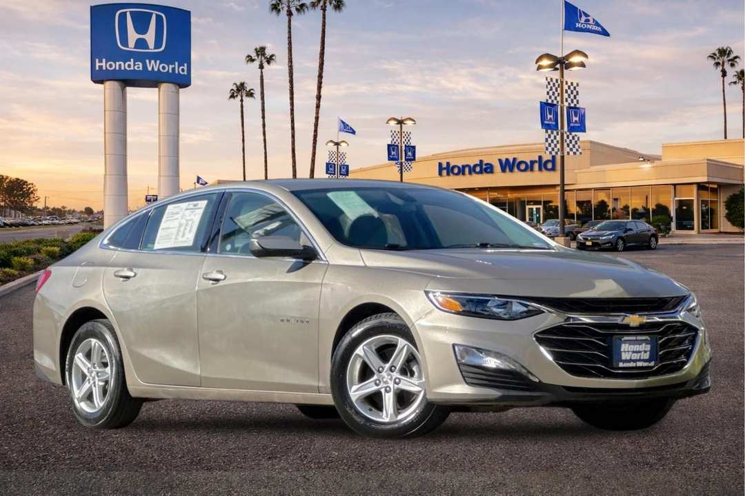 2022 Chevrolet Malibu LT - Image 2