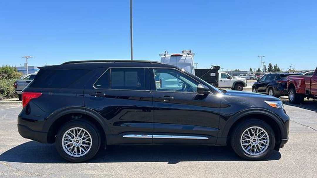 2023 Ford Explorer XLT - Image 2