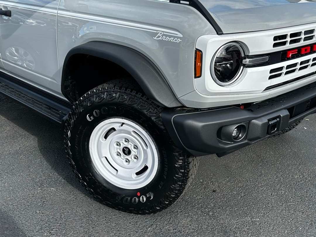 2026 Ford Bronco Heritage Edition - Image 2