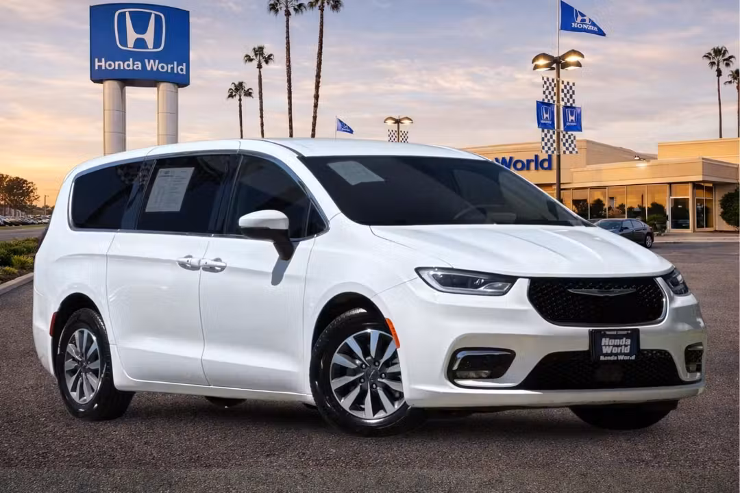 2023 Chrysler Pacifica Hybrid Touring L - Image 2